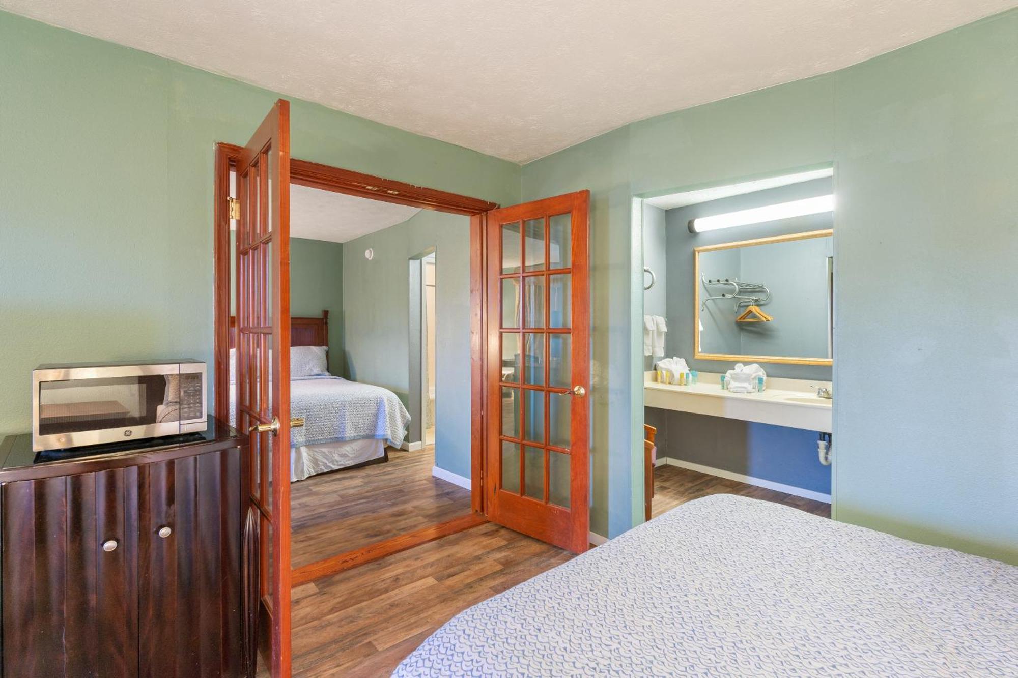 Williamsburg Suites Екстер'єр фото
